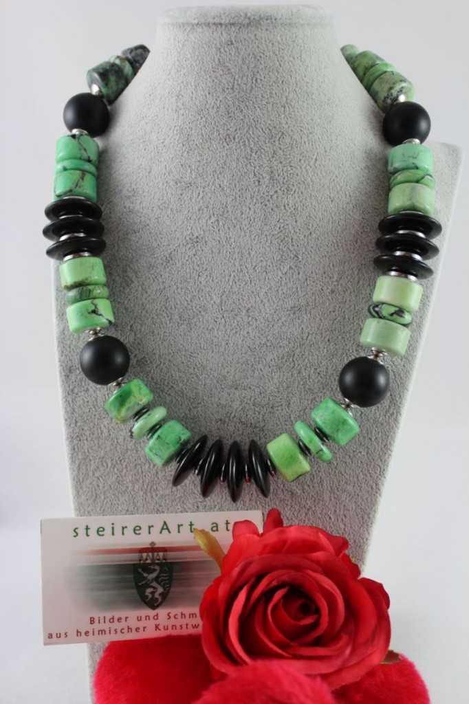 Chrysopraskette mit Horn und Onyx.